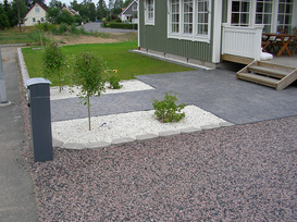 Entrée med Mönstrad markbetong och singel