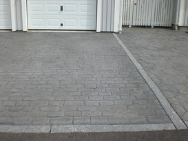Garageuppfart med Markbetong och bård som avskiljare
