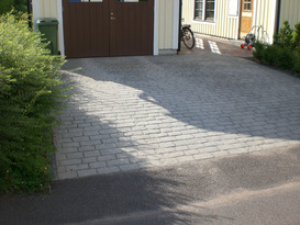 Garageuppfart med mönsterbetong