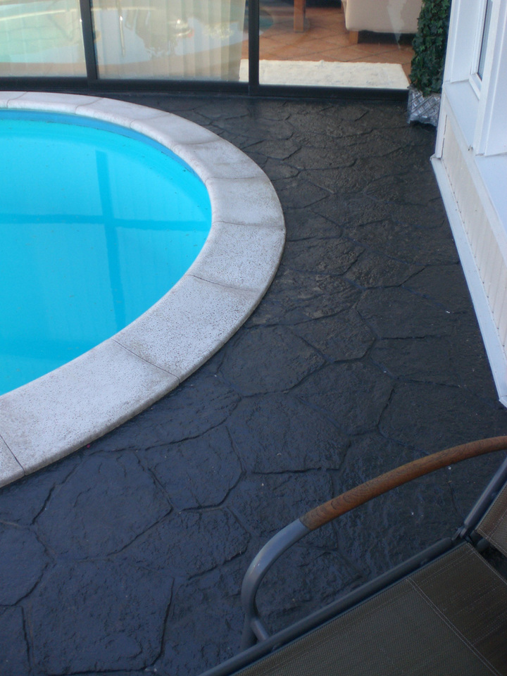 Pool med antracit platsgjuten markbetong