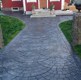 Entrée/gång med grå vågformad präglad markbetong