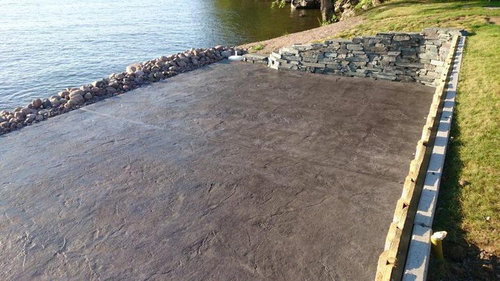 Uteplats vid sjö med Mönstrad markbetong