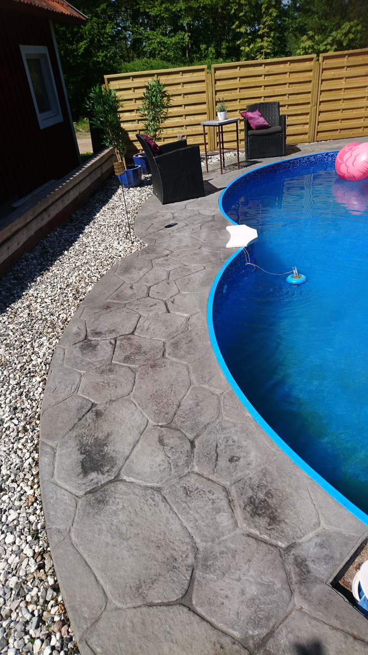 Präglad markbetong runt pool