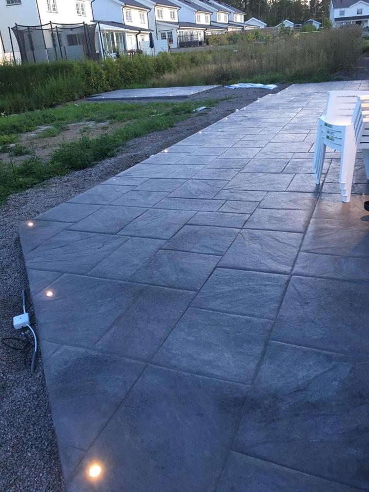 Uteplats med spotlights/belysning/spottar i mönstrad markbetong