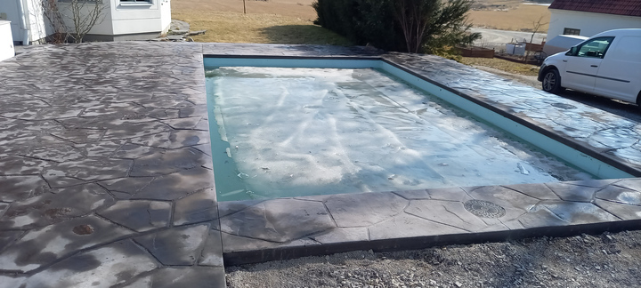 Präglad markbetong runt pool