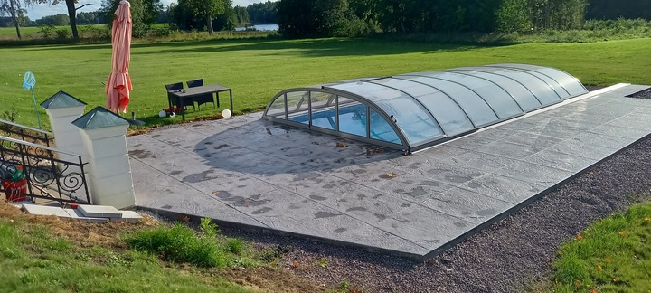 Poolområde med präglad markbetong
