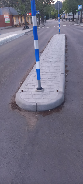 Trafikrefug med präglad markbetong