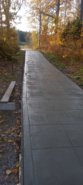 Gångväg i naturen av präglad markbetong