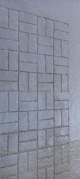 Präglad markbetong med ett geometriskt stenliknande mönster