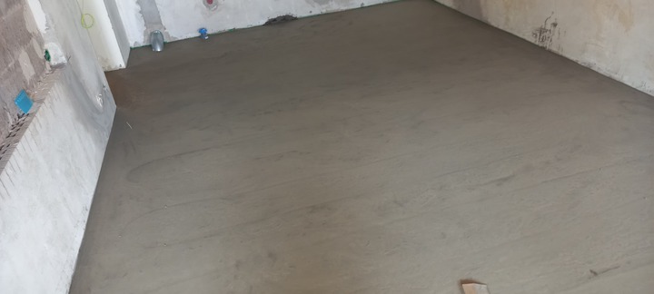 Nygjutet betonggolv i ett renoveringsprojekt