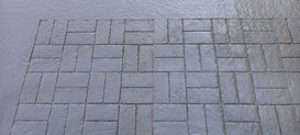 Präglad markbetong med ett geometriskt stenliknande mönster